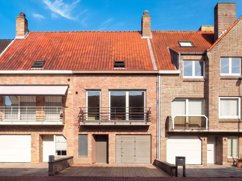 Deze bel-etage woning is rustig gelegen vlakbij het station en op wandelafstand van winkels en het strand.&amp;nbsp;<br />
<br />
Indeling: op de benedenv