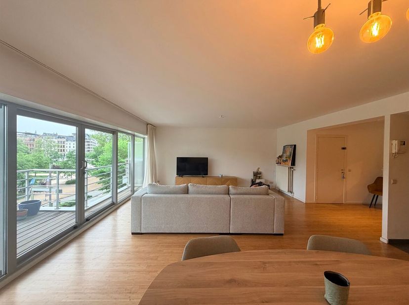 Ruim drie slaapkamerappartement met terras op toplocatie!<br />
Ligging: Ideaal gelegen op een toplocatie op de Waalsekaai te Antwerpen Zuid. Een brui