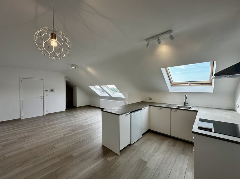 En plein centre d'Enghien, proche des commerces, des écoles,... et à 5' à pieds de la gare, lumineux appartement au 4ème étage avec ascensseur complèt