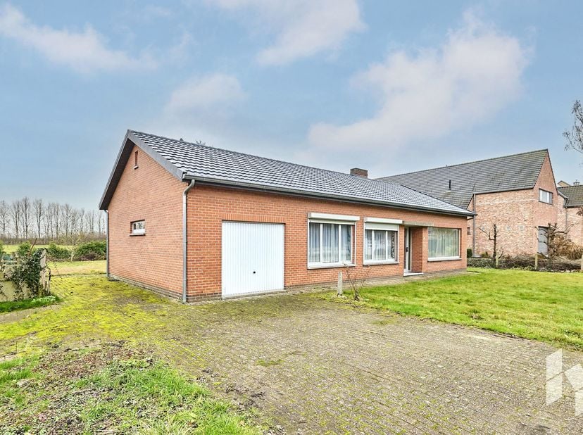 Gelijkvloerse woning (128m²) met 3 slaapkamers, garage en veranda op perceel van 817 m².<br />
Deze levensloopbestendige woning is landelijk gelegen i