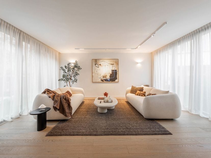 Proche de la Place Brugmann, superbe maison unifamiliale neuve – première occupation – de ±467m² bruts (selon PEB). Construite en 2024, cette maison 3