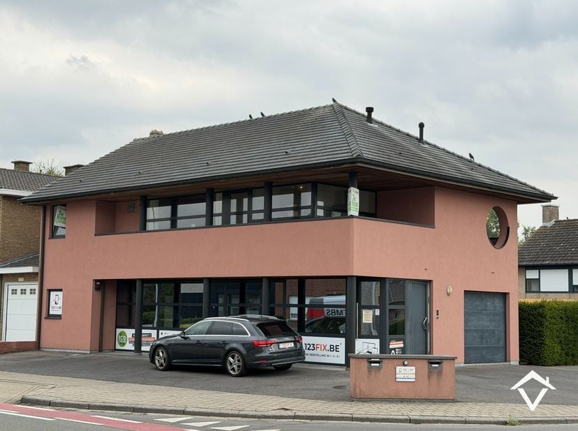 Dit instapklaar appartement te Roeselare bestaat uit: Inkomhal - keuken - woonkamer - berging - 2 terrassen - badkamer - afzonderlijk toilet - 2 slaap