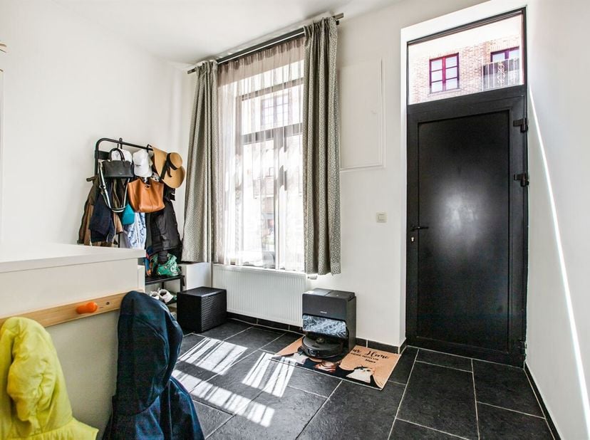 Gelegen in de Oude Vestenstraat te Tienen bevindt deze woning zich op wandelafstand van het stadscentrum, winkels, scholen, openbaar vervoer en andere