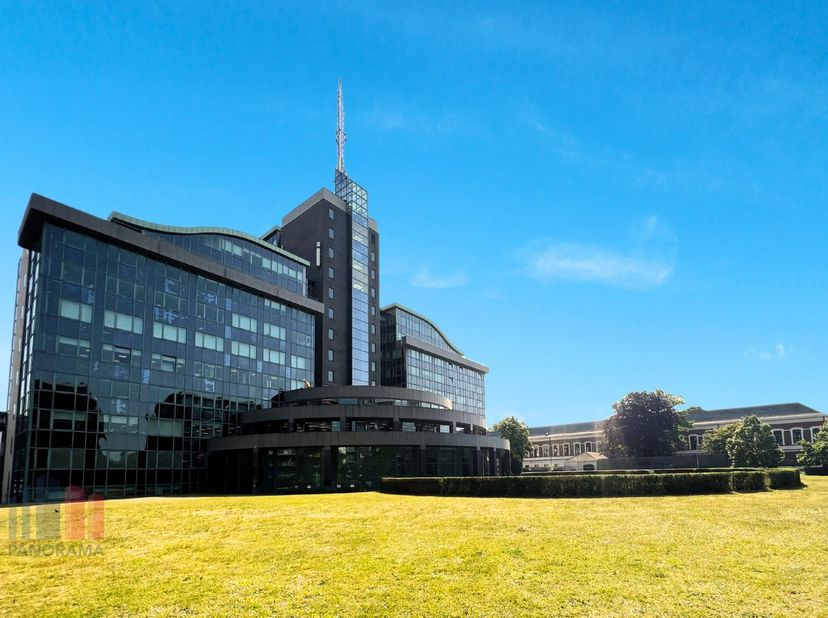 Dit uitstekend gelegen kantoor van 512 m² is te huur langs de bedrijvige Martelaarslaan (R40), de kleine ring van Gent. De Martelaarslaan is een drukk