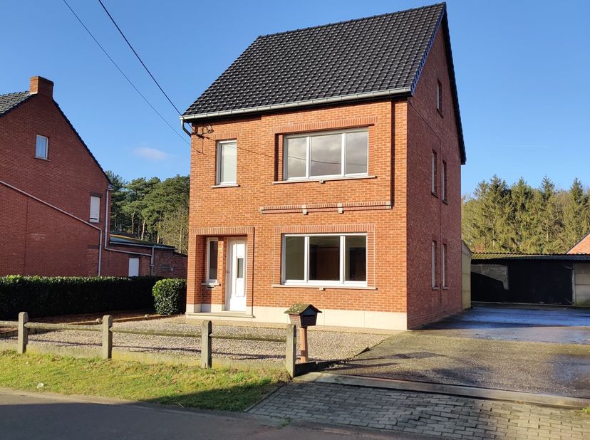 Gezellige woning met tuin en 4 slaapkamers gelegen in een rustige straat te Wolfsdonk.<br />
<br />
Indeling:<br />
<br />
Gelijkvloers: inkom, woonka