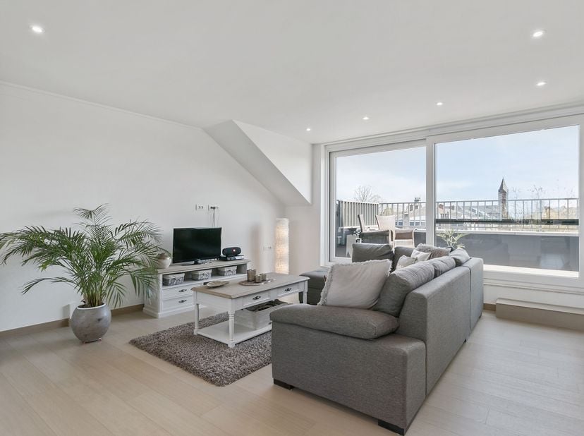Prachte penthouse op het 4de verdiep te Wevelgem!<br />
We komen binnen in de ruime inkomhal, de lift komt rechtstreeks toe in het appartement. We gaa
