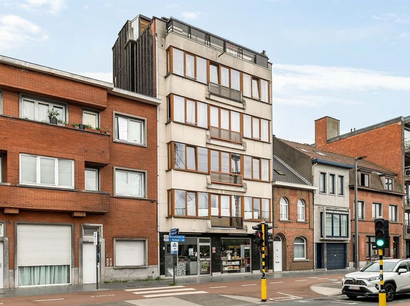 Op zoek naar een lichtrijk appartement met een aangenaam dakterras? Dan is dit gezellige appartement op de 5de en bovenste verdieping zeker een bezoek