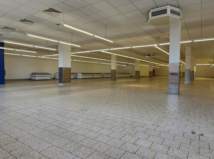 Voor een afspraak bel Kim 0473 72 33 62.<br />
<br />
TOPLIGGING ! Handelsgelijkvloers ( voormalige Lidl ) 1000m² aan de rand van het centrum van Lumm
