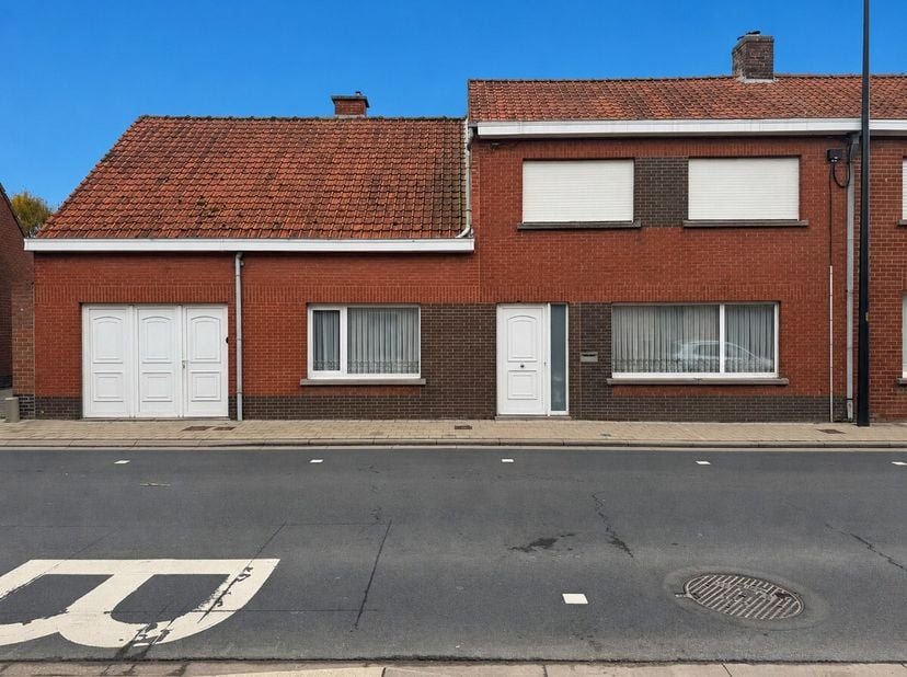 Maison très spacieuse avec 6 chambres et garage.Agencementrez-de-chaussée: hall d'entrée avec bureau / chambre, salle de séjour avec cuisine ouverte e