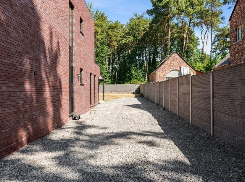 Bent u op zoek naar een moderne, energiezuinige woning waar u meteen kunt intrekken? Dan is deze prachtige halfopen bebouwing, gelegen aan de Grotewin