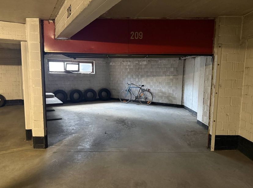 Ruime garagebox te koop te Oostende. Deze ruime gesloten garagebox bevindt zich op de 2de verdieping van residentie Permeke, op een uitstekende locati