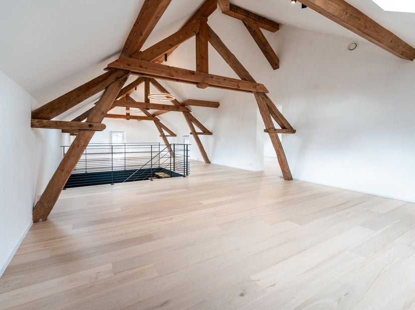 Braine l'Alleud, Ravissante MAISON (possibilité 4CH/3SDB) de 270m² (selon PEB) rénovée avec goût sise au sein d’une ancienne Ferme en carré. Elle disp