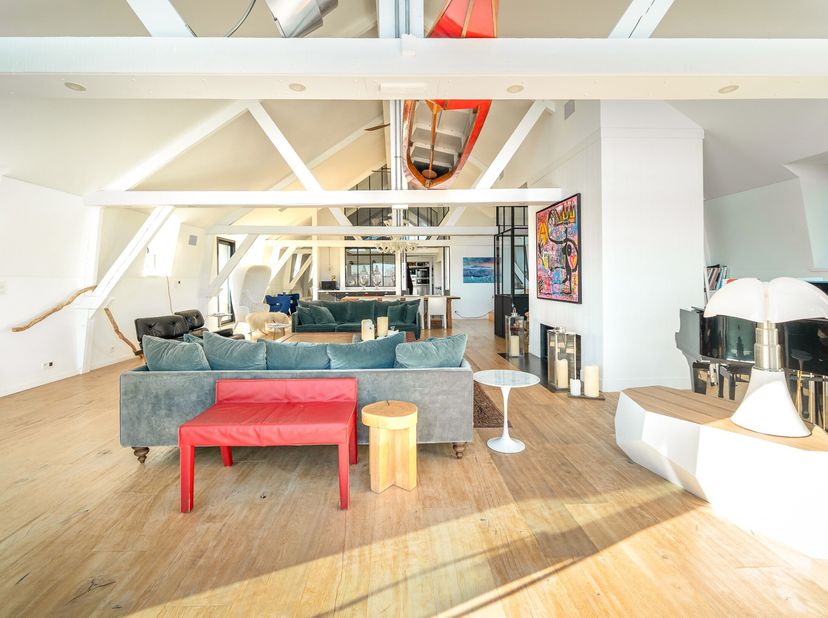 Deze duplex penthouse bevindt zich op de top van een modern gebouw dat voortkomt uit een architecturaal renovatieproject en heeft een woonoppervlakte