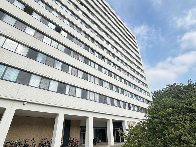 Vraag hieronder je bezoek aan:<br />
https://boltimmo.mijnhuurprofiel.be/property/0b7c37a7-ed0a-454d-903f-f182ac6f2958<br />
Aan het Rucaplein, een re