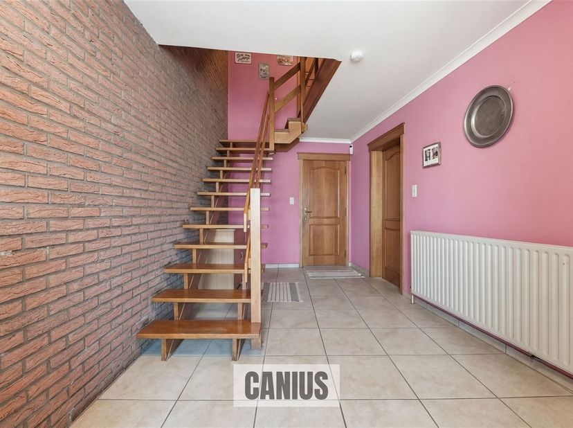 CHARMANTE BEL-ETAGE WONING MET 3 SLAAPKAMERS<br />
<br />
Deze bel-etage woning, gelegen aan de Steenweg 171 in Gingelom, biedt een uitstekende comb