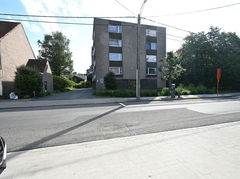 Gezellig en verzorgd appartement gelegen in het centrum, met verrassend veel groen in de directe omgeving.<br />
<br />
Indeling:<br />
Inkomhal<br />