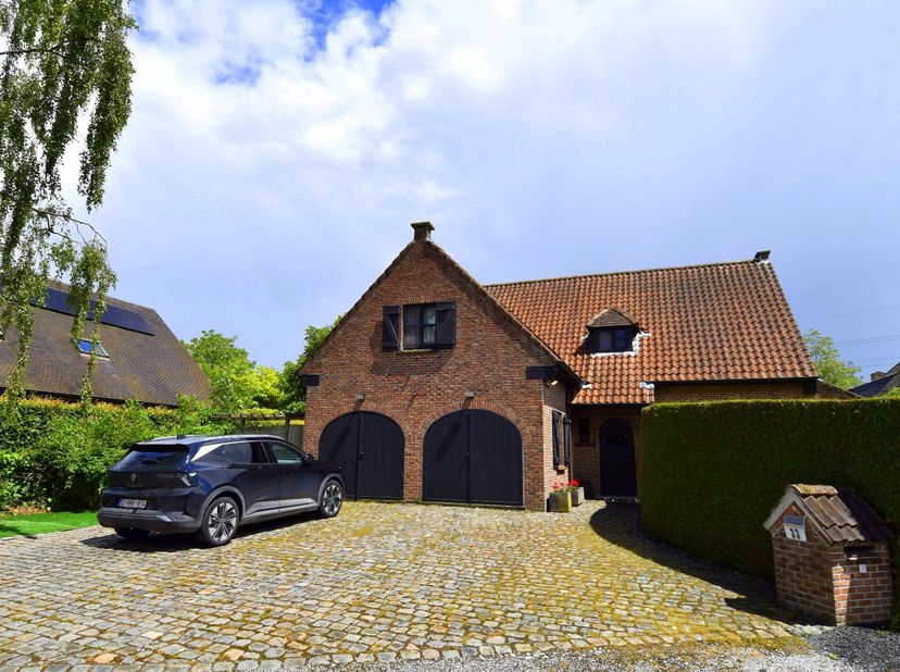 In een rustige en residentiële omgeving te Bellegem bevindt zich deze verrassend ruime gezinswoning met een prachtig stukje tuin en een uniek landelij