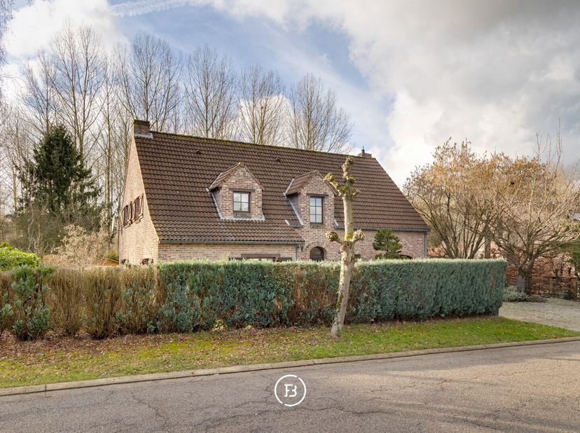 Gelegen in het domein van Bouchout kan u deze op te frissen villa terugvinden op een perceel van 12,2 are. De woning is gelegen in alle rust, aangrenz