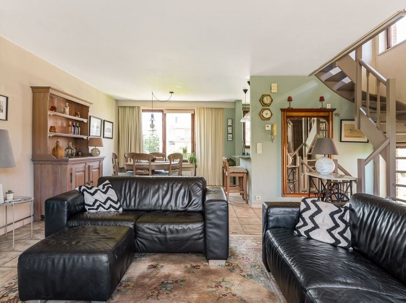 Ligging: Deze woning bevindt zich in een rustige doodlopende straat, op wandelafstand (200m) van Park Distelhoek. Dankzij de uitstekende ligging genie