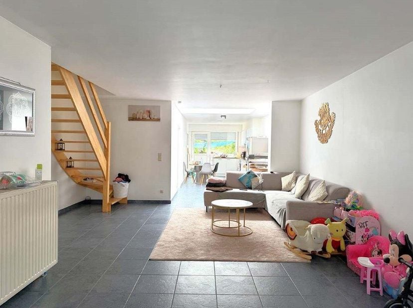 Woning met inkom + gastentoilet, grote lichtrijke living, keuken, badkamer, berging, terras en een tuin. Op de eerste verdieping zijn er 3 slaapkamers