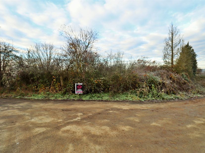 Terrain en zone agricole, situé au bout d’un lotissement, dans une voie sans issue. <br />
Superficie : 7 ares 52 ca <br />
<br />
Prix de vente :