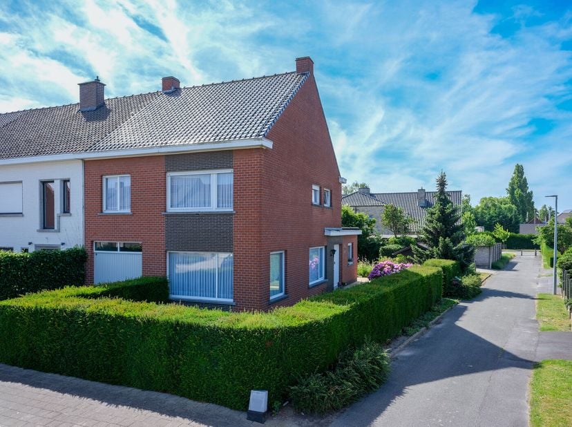 Deze ruime woning met 4 slaapkamers bevindt zich in een doodlopende straat in centrum Ingelmunster. Hier geniet u van een rustige ligging, terwijl win