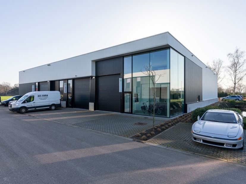 Deze bedrijfsunit met een totale oppervlakte van 244 m² bevindt zich op een strategische locatie met uitstekende zichtbaarheid. Het pand is momenteel