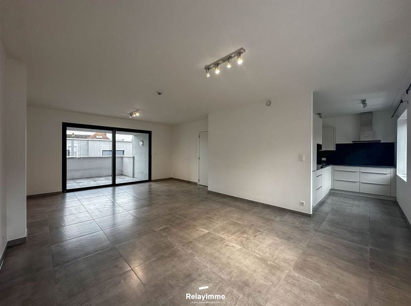 Schitterend appartement van 91 m² op de 1e verdieping van de residentie, bestaande uit twee slaapkamers en een terras van 15 m².<br />
Inkomhal, apar