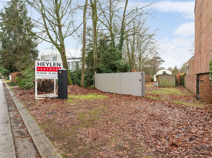 Deze op te frissen villa is gelegen op een perceel van bijna 1000 m² in een rustige en groene omgeving en biedt bovendien de perfecte mix van comfort