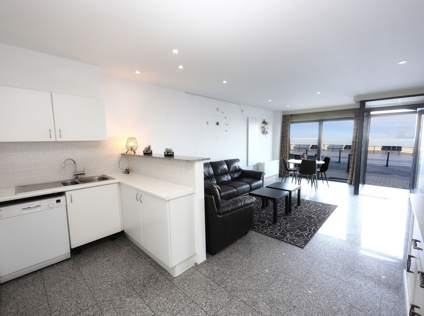 Laissez-vous séduire par cet agréable et lumineux appartement deux chambres offrant une vue imprenable sur la mer, situé dans la célèbre Résidence Zee