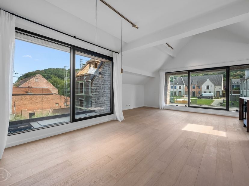 Wij stellen u graag dit uitzonderlijk ruime appartement voor, gelegen op de bovenste verdieping van een kleinschalig gebouw met slechts twee apparteme