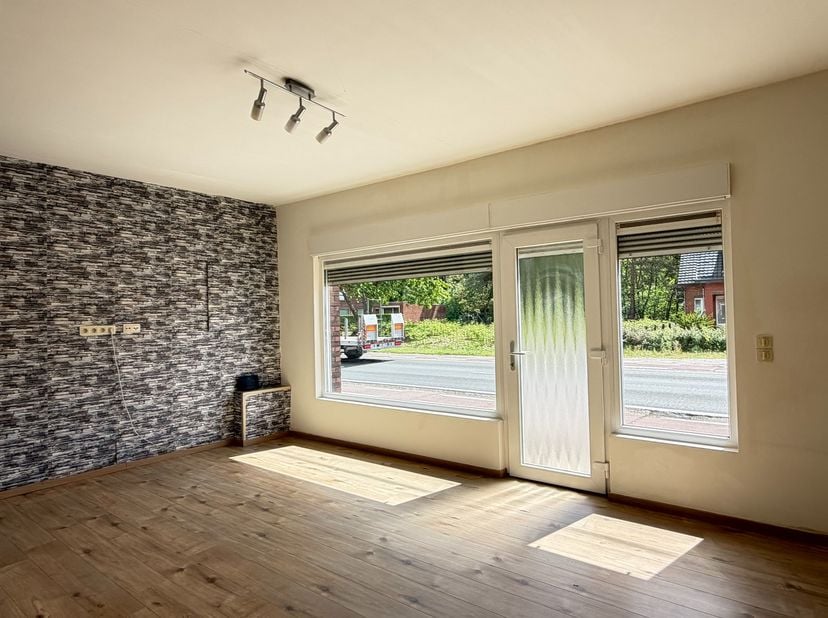 Deze recent gerenoveerde woning biedt verrassend veel ruimte en beschikt over 4 slaapkamers. De voormalige handelsruimte werd omgevormd tot een ruime