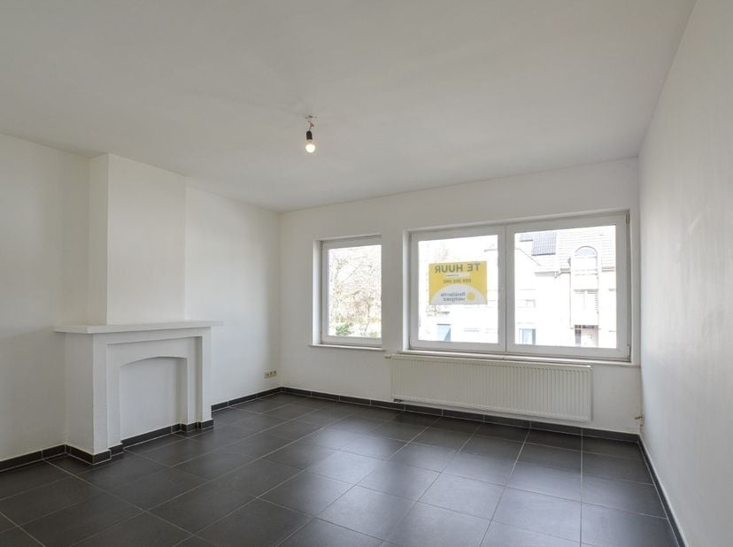 Zeer ruim duplexappartement te huur regio Oostende/Raversijde. Dit appartement bevat aparte inkom met trap naar verdiep, lichtrijke woonkamer en open