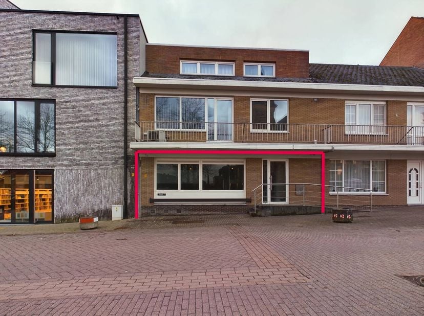 Het handelspand wordt verhuurd met een valsplafond en is volledig onderkelderd, wat een aanzienlijke opslagruimte biedt. De indeling van het pand in O