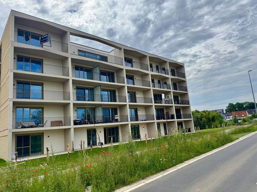Magnifique appartement de plain-pied avec 2 chambres, une place de parking et un grand jardin, dans un emplacement de choix !<br />
Situation<br />
Ce