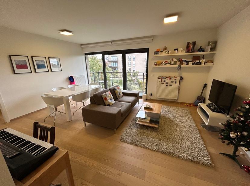 OUDERGEM – Gelegen in een privéresidentie met gemeenschappelijke tuin, nabij winkels en openbaar vervoer, mooi GEMEUBILEERD APPARTEMENT (1slpk/1badk)