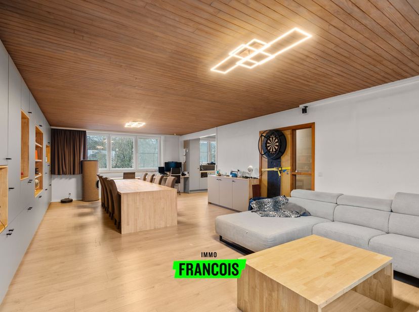 Spacieuse maison familiale avec grand atelier à Bredene.<br />
Cette spacieuse maison de type bel-étage est située dans un emplacement prisé entre le