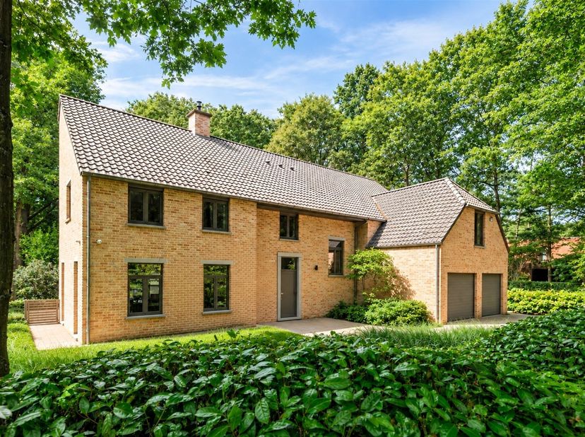 Op een aantrekkelijke locatie aan de Essensteenweg in Kapellen vinden we deze ruime en stijlvolle woning, gelegen op een mooi perceel en met een bijzo