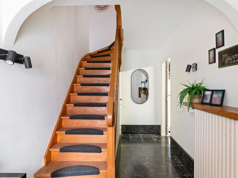 Instapklare bel-etage met 3 slaapkamers op 218 m²<br />
Ligging:<br />
Rustig gelegen nabij winkels, scholen, openbaar vervoer en met een vlotte verbi