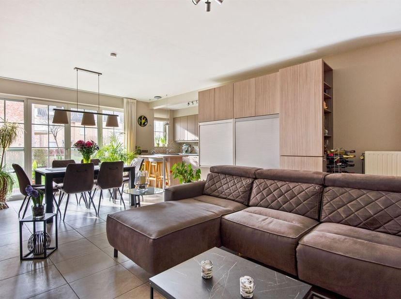 Ligging: Dit aangenaam gelijkvloers appartement is gelegen in een afgesloten residentie in Hoboken. Ondanks de centrale ligging geniet men hier van vo