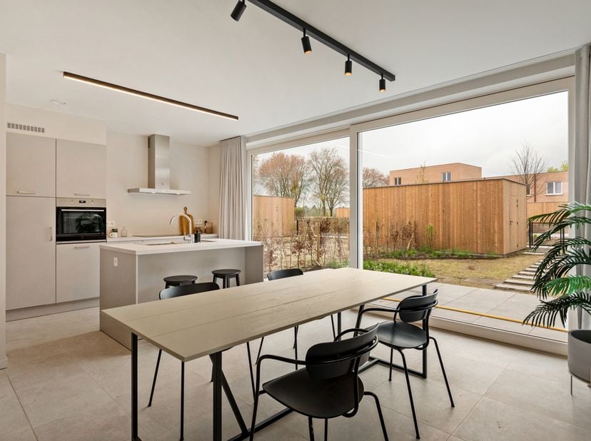 Deze halfopen nieuwbouwwoning beschikt over 3 bouwlagen en voorziet in een lichtrijke leefruimte met open, geïnstalleerde keuken, 4 slaapkamers, een g