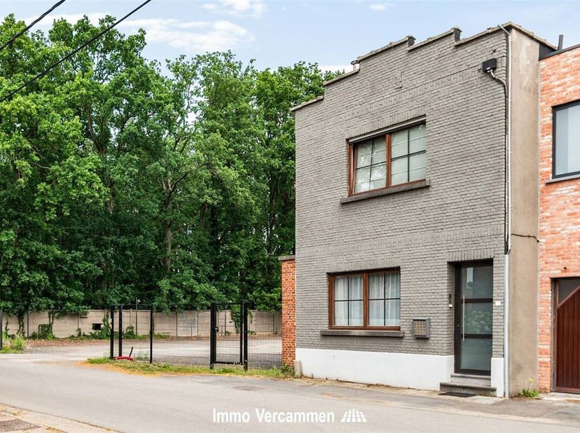 Perfect instapklare woning met 2 slaapkamers en bureehoekl, gunstig gelegen te Sint-Katelijne-Waver.<br />
Deze mooie woning werd quasi volledig gemod