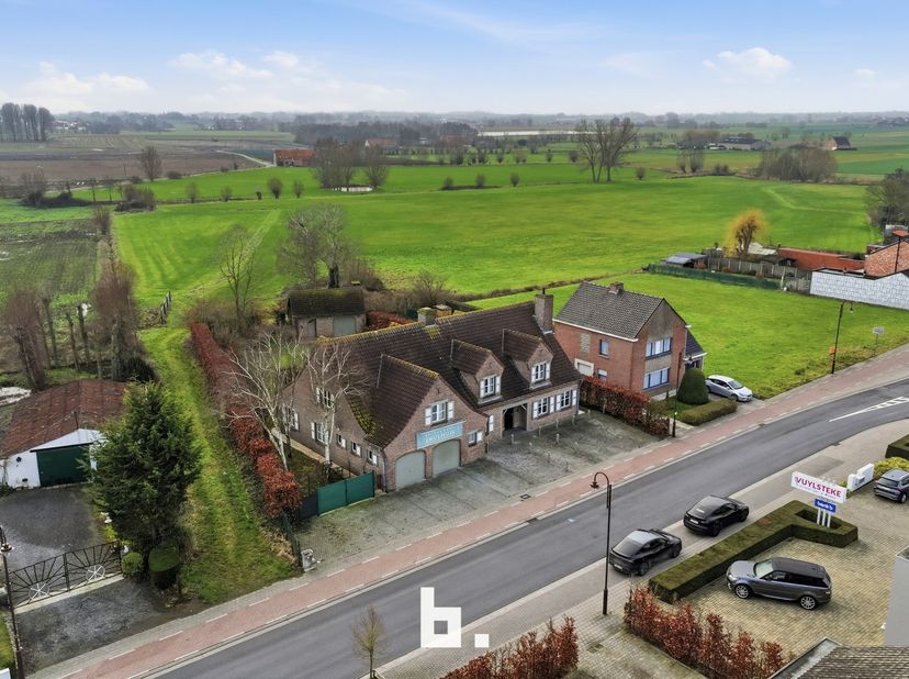 Dit ruime pand in charmante Vlaamse stijl, gelegen aan de Iepersestraat 55 te Moorslede, biedt een unieke combinatie van wonen en werken. Oorspronkeli