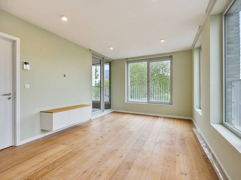 Cet appartement de 2 chambres de 80 m² à vendre est situé au premier étage avec vue sur le parc Spoor Noord à Anvers. Vous bénéficiez d'une vue dégagé