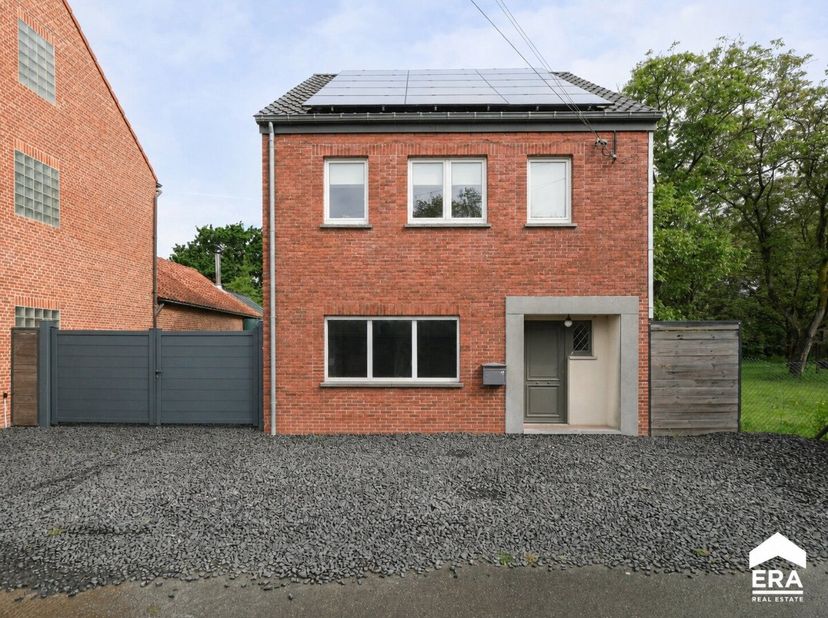 À vendre : maison semi-ouverte située dans un cadre rural entre Herk-de-Stad et Hasselt, avec un profond jardin verdoyant. Cette maison rénovée de 195