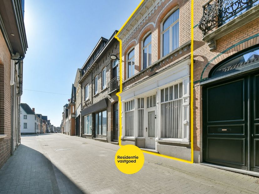 Ontdek deze karaktervolle woning op een topligging in de Nieuwstraat 4 te Torhout. Hier woont u pal in het centrum, met winkels, scholen, horeca en op