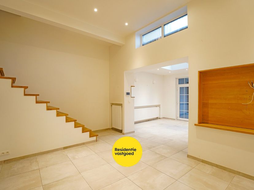 Herenhuis met handelsruimte &amp; wellness in Nieuwpoort-Stad<br />
In het centrum van Nieuwpoort-Stad bevindt zich dit gerenoveerde herenhuis (2015) met