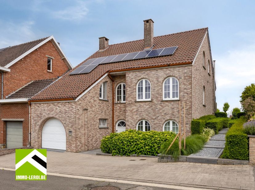Bekijk deze woning rechtstreeks op de site van Immo Leroi :https://www.immo-leroi.be/pand/kopen-woning-tongeren/7573432<br />
Deze ruime woning is gel
