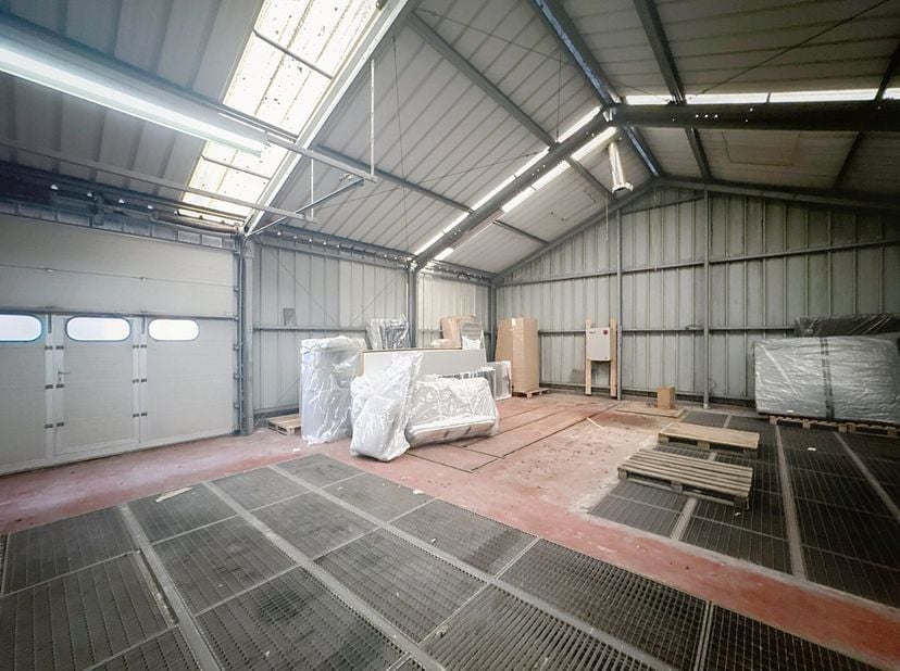 Deze opslagruimte/magazijn ligt centraal langs de Natiënlaan te Knokke-Heist en heeft een bruikbare oppervlakte van 125m². Naast het magazijn is er no