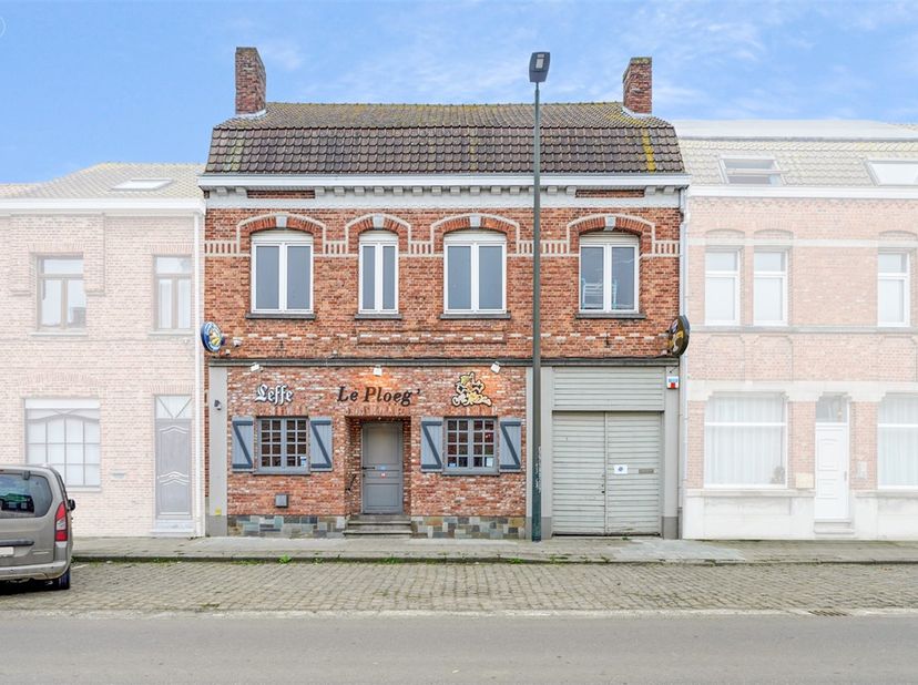 Superbe immeuble commercial avec potentiel résidentiel ! Offrant un vaste rez-de-chaussée d'env. 163m², actuellement utilisé comme café, avec réserve,